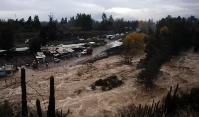 Vista general hoy de la crecida del río Clarillo, consecuencia de las intensas lluvias, en Santiago (Chile).