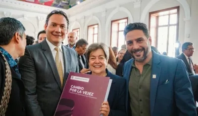 La Ministra de Trabajo, Gloria Inés Ramírez, con el presidente de la Comisión Séptima, Agmeth Escaf