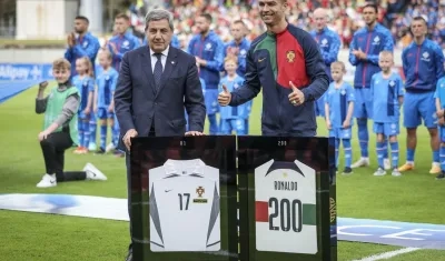 Cristiano Ronaldo fue homenajeado antes del encuentro contra Islandia. 