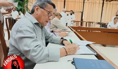 El jefe negociador del ELN, 'Pablo Beltrán', cuando firmaba el acuerdo del cese al fuego por 180 días