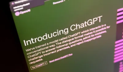 Pantalla con el sitio web del ChatGPT de OpenAI
