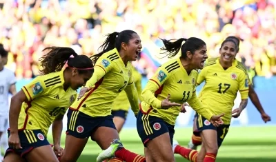 Festejo del primer gol de Colombia marcado por Catalina Usme, de pena máxima. 