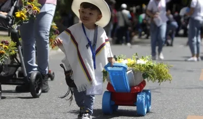 Niños participan en la edición 34 del Desfile de Silleteritos.