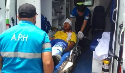 El operario agredido fue trasladado en una ambulancia a una clínica. 