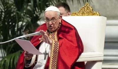 El papa Francisco oficia la misa en la Basílica de San Pedro en el Vaticano. 