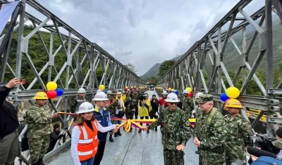 Puente militar para habilitar el paso en la vía Bogotá-Villavicencio