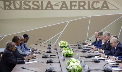 El presidente eritreo, Isaias Afewerki, (2-i) durante una reunión con su homólogo ruso, Vladimir Putin. 