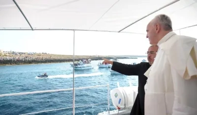 El papa Francisco frente al mar en la isla de Lampedusa (Italia)