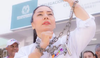 La candidata Alexandra Pineda se había encadenado en protesta contra la Registraduría.
