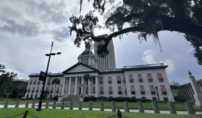 Capitolio estatal, cerrado debido a la llegada del huracán Idalia, en Tallahassee.