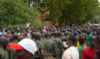 Manifestantes animan a las fuerzas de seguridad durante una protesta en Niamey, Niger.