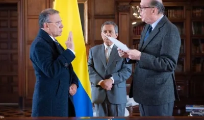 Roy Barreras se posesiona como embajador en el Reino Unido, ante el Canciller Álvaro Leyva Durán.