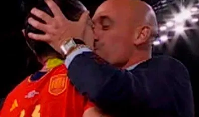 El beso de Luis Rubiales a Jenni Hermoso.