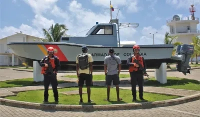 Dos de las personas rescatadas por la Armada Nacional.