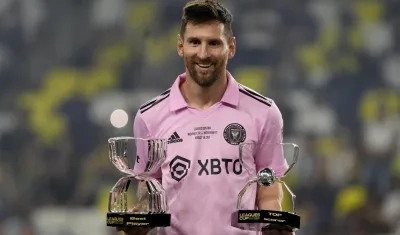 Lionel Messi levantando el título MVP de la League Cup.