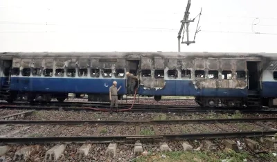 El tren en cuyo interior se presentó una explosión y luego un incendio