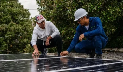 El candidato a la Alcaldía Alex Char, inspecciona uno de los panales solares que se instaló dentro del plan piloto para reducir las tarifas de energía