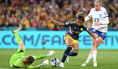 La pelota que soltó la portera colombiana Catalina Pérez y que facilitó el gol del empate de Inglaterra. 