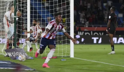 Déiber Caicedo, quien ingresó para el segundo tiempo, festeja tras marcar el gol del empate del Junior.