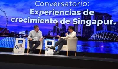Bruce Mac Master en un conversatorio llamado "Experiencias de crecimiento de Singapur".