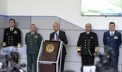 El Ministro de Defensa, Iván Velásquez, en la rueda de prensa juno a Fuerzas Militares y Policía