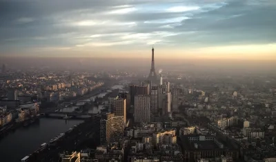 Vista aérea de la ciudad de París con su representativa torre Eiffel
