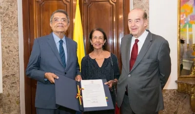 El canciller Álvaro Leyva con el escritor nicaragüense Sergio Ramírez y a su esposa Gertrudis Guerrero