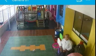 Hombre de la tercera edad roba reflectores en jardín infantil.