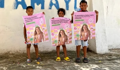 Tres niños del barrio El Bosque que esperan la llegada de Shakira.