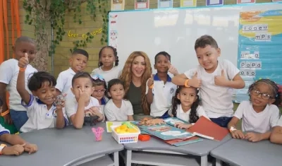 Shakira con los estudiantes beneficiados en el colegio Nuevo Bosque.