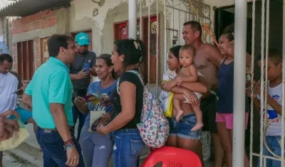 Alfredo Varela en la visita a los barrios Los Angeles y El Pueblo, en el suroccidente de Barranquilla
