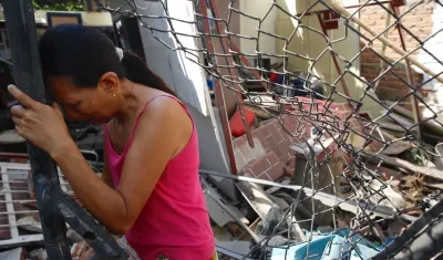 Mónica Grajales llora en la puerta de su vivienda destruida por un carro bomba ocurrido en Potrerito, zona rural de Jamundí