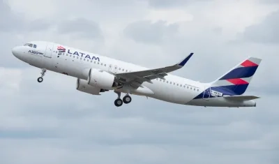 Latam no puede vender vuelos desde y hacia Bogotá sin tener autorizados los permisos de despegue y aterrizaje
