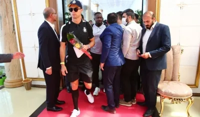 Cristiano Ronaldo a su arribo al aeropuerto Imán Jomeiní de Teherán.