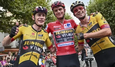 Sepp Kuss (centro) acompañado de sus compañeros de equipo Jonas Vingegaard y Primoz Roglic.