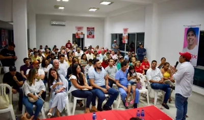 Richard Fernández, candidato al Concejo, en una de las reuniones de fin de semana en los barrios de Barranquilla