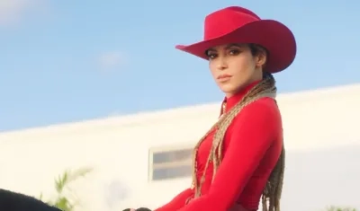 Shakira vestida de charra mexicana sobre un caballo en 'El Jefe'