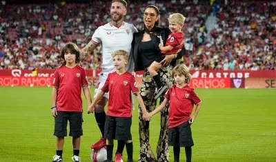 Sergio Ramos con Pilar Rubio y sus hijos el día de su presentación con el Sevilla.