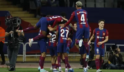 Los jugadores del Barcelona celebrando el gol de la victoria.