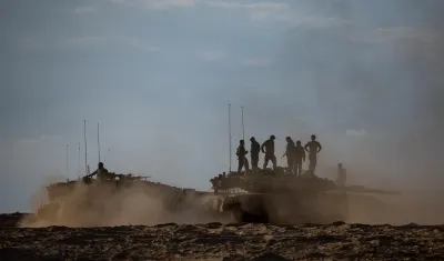 Militares de Israel, junto a equipos de artillería.