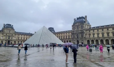 El Museo del Louvre que está ubicado en París, Francia.