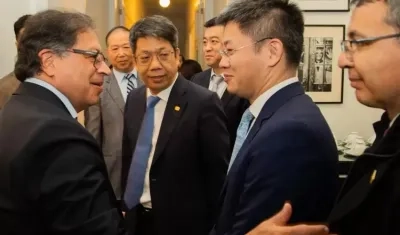 El Presidente Gustavo Petro, reunido con miembros del consorcio chino que participará en la construcción del Metro de Bogotá.
