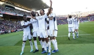 Los jugadores del Real Madrid celebrando el segundo tanto de Jude Bellingham.
