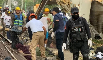 Socorristas en la zona en donde cayó el bus en Oaxaca, México