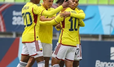 Jugadores de la Selección Colombia celebran el primer gol, anotado por Daniel Ruiz. 