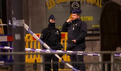 Dos policías belgas acordonan el centro de Bruselas, Bélgica.