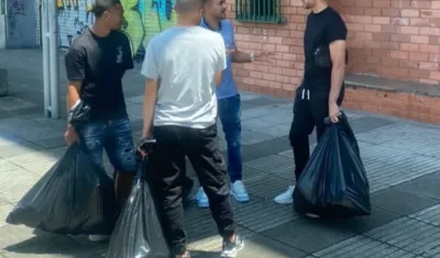 Luis Miranda, Andrés Correa, Marlon Piedrahita y Gerardo Ortiz recogieron sus pertenencias en bolsas negras.