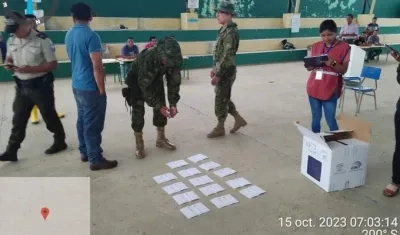 Las tarjetas electorales marcadas por el ciudadano de la mesa electoral que fue detenido en Ecuador