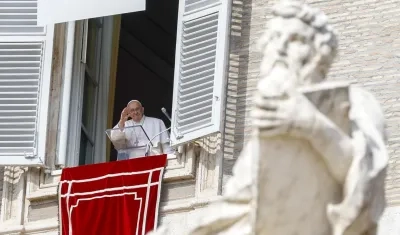 El Papa Francisco dirige el rezo del Ángelus desde la ventana de su despacho.