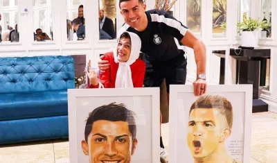 Cristiano Ronaldo abrazando a la pintora Fatemeh Hamami.